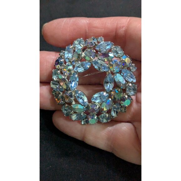 Vintage Weiss Blue Rhinestone Brooch Pin Round Wreath   Sparkle Jewelry Estate - Picture 2 of 8
